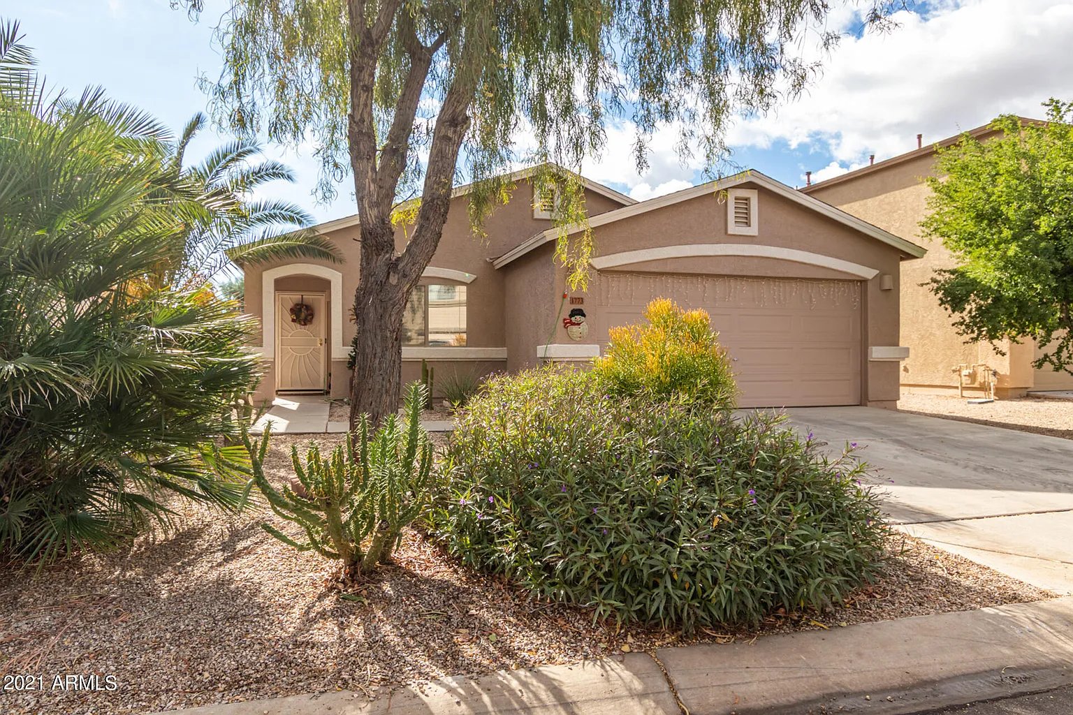 1773 E Desert Rose Trl