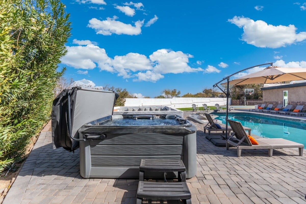 Phoenix Luxury! Pickleball | Free Heated Pool | Hot Tub