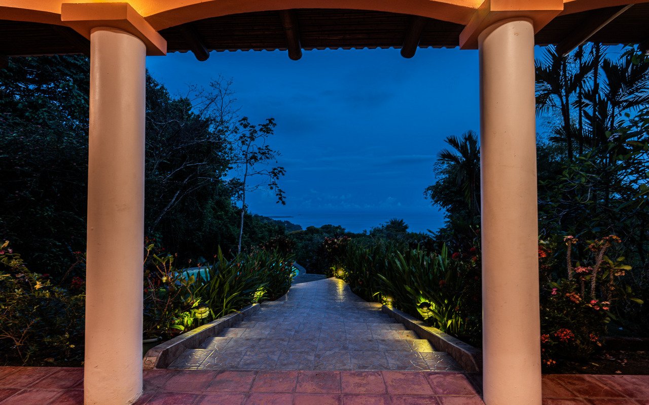 WHALE’S TAIL OCEAN VIEW ESTATE WITH EXTRA LOT 