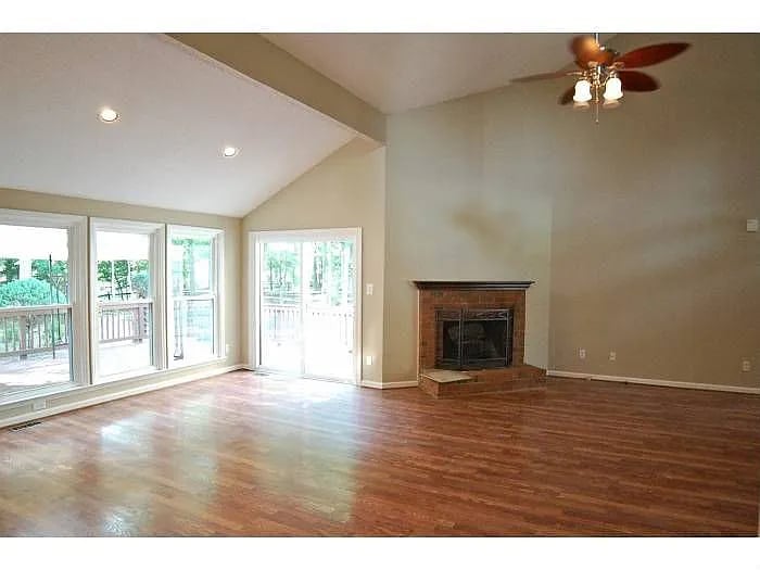 906 Houston Dr