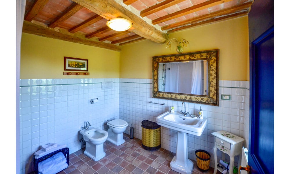 An Enviable Country Retreat With Panoramic Views in Colmurano, Le Marche
