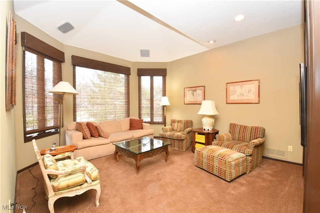 9 Longmeadow Ln