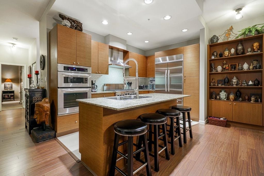 610 Victoria St, #2102