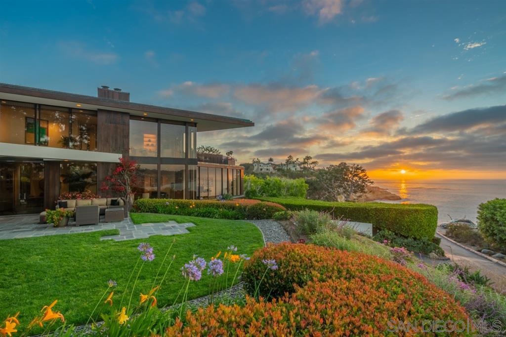 1585 Coast Walk
