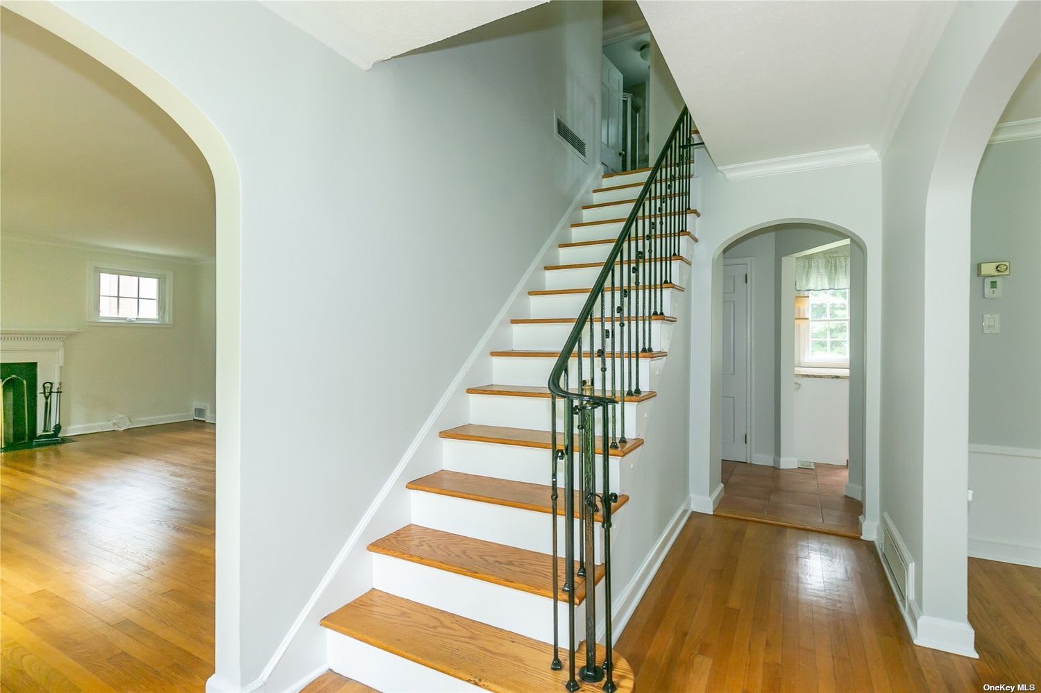 30 Colonial Dr, Huntington