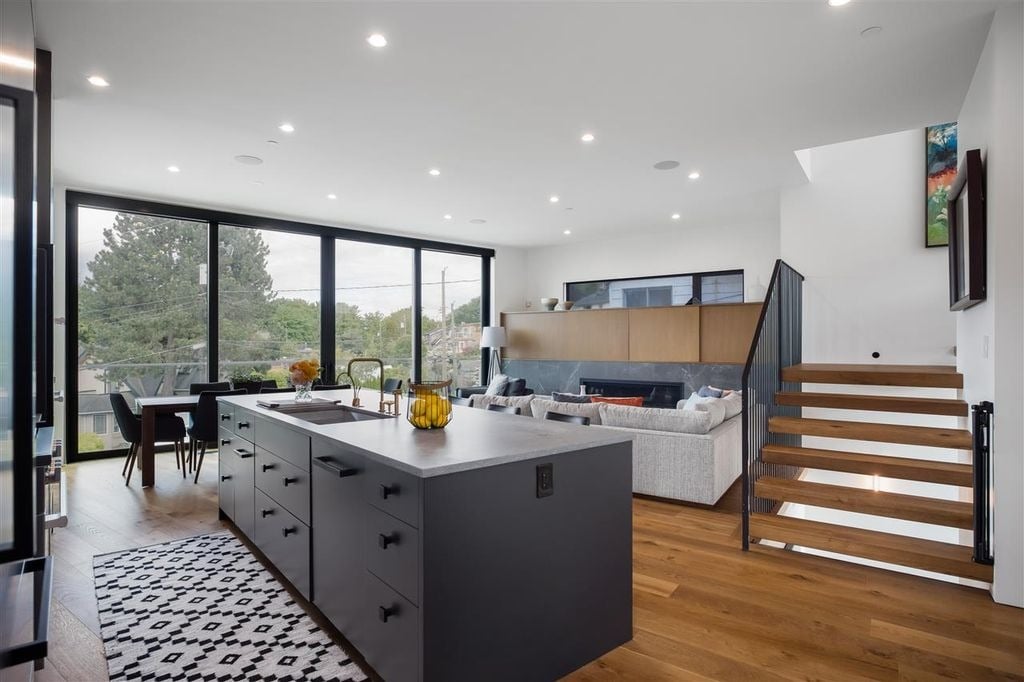 4385 Locarno Cres