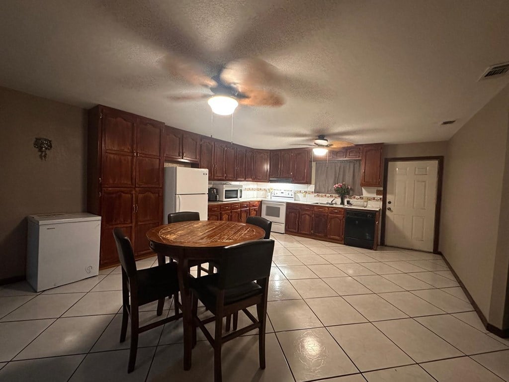 2880 Yucca Cir