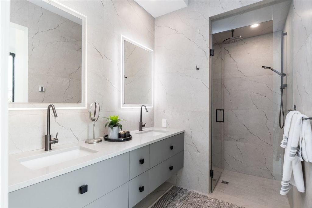 4385 Locarno Cres