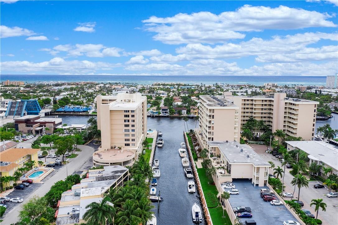 3051 NE 48th St APT 401