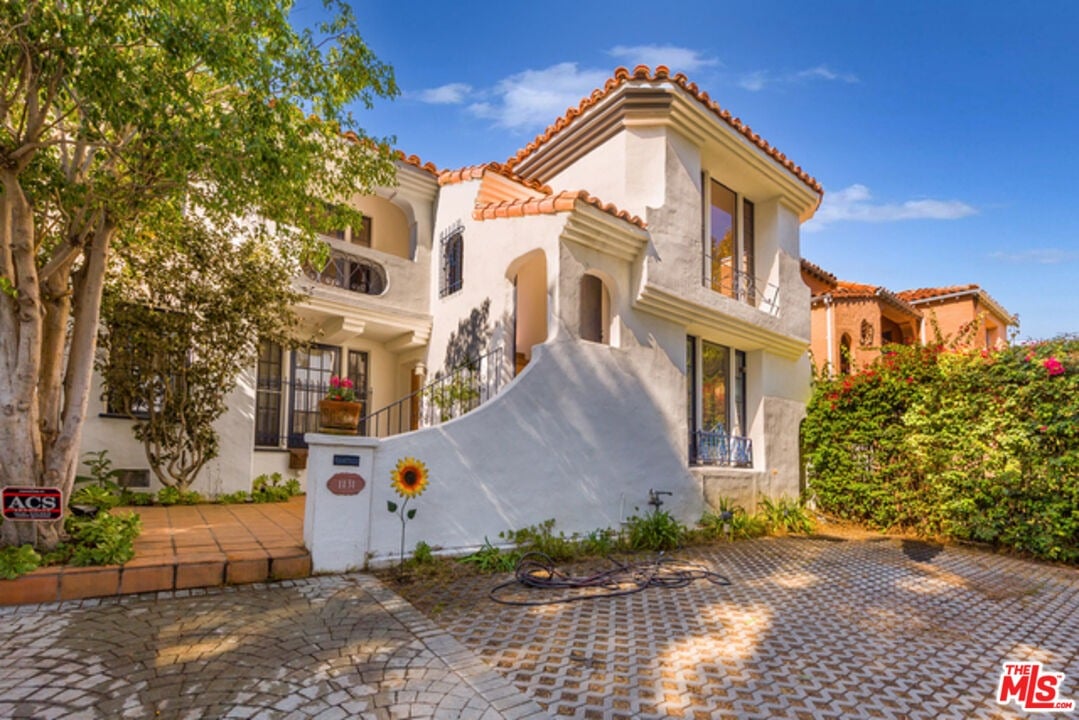 1131 S La Peer Dr