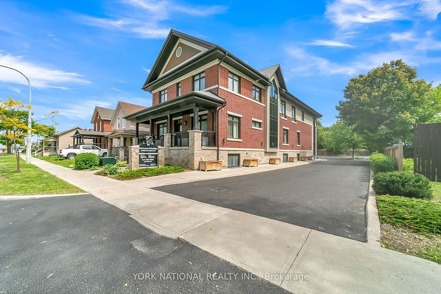 95 Wellington St E