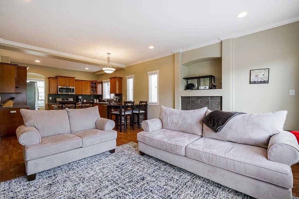 18938 70 Ave