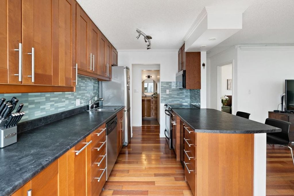 270 W 1st St, #202