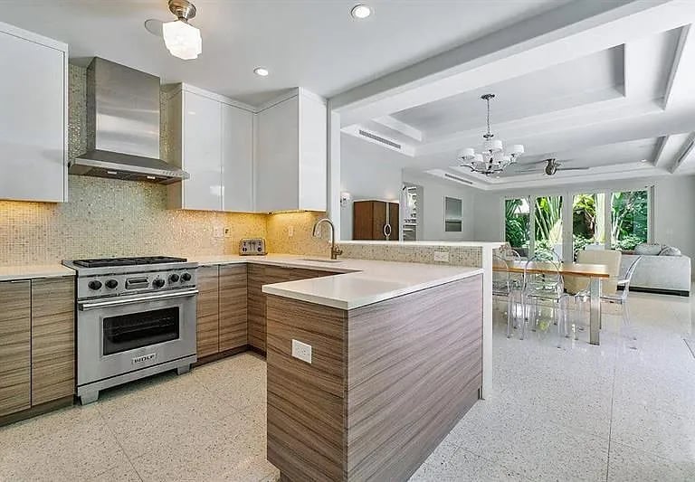 216 Colonial Ln