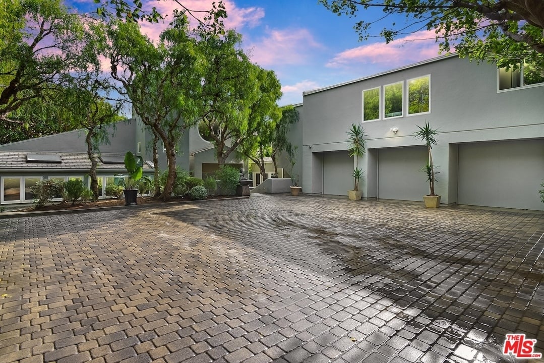 5832 Kanan Dume Rd