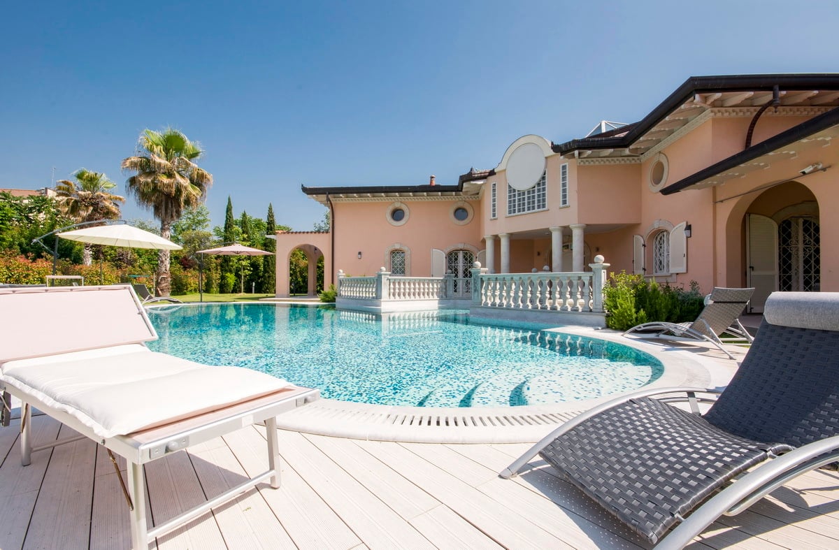 New Luxury Villa with Large Pool and Gardens in Forte dei Marmi