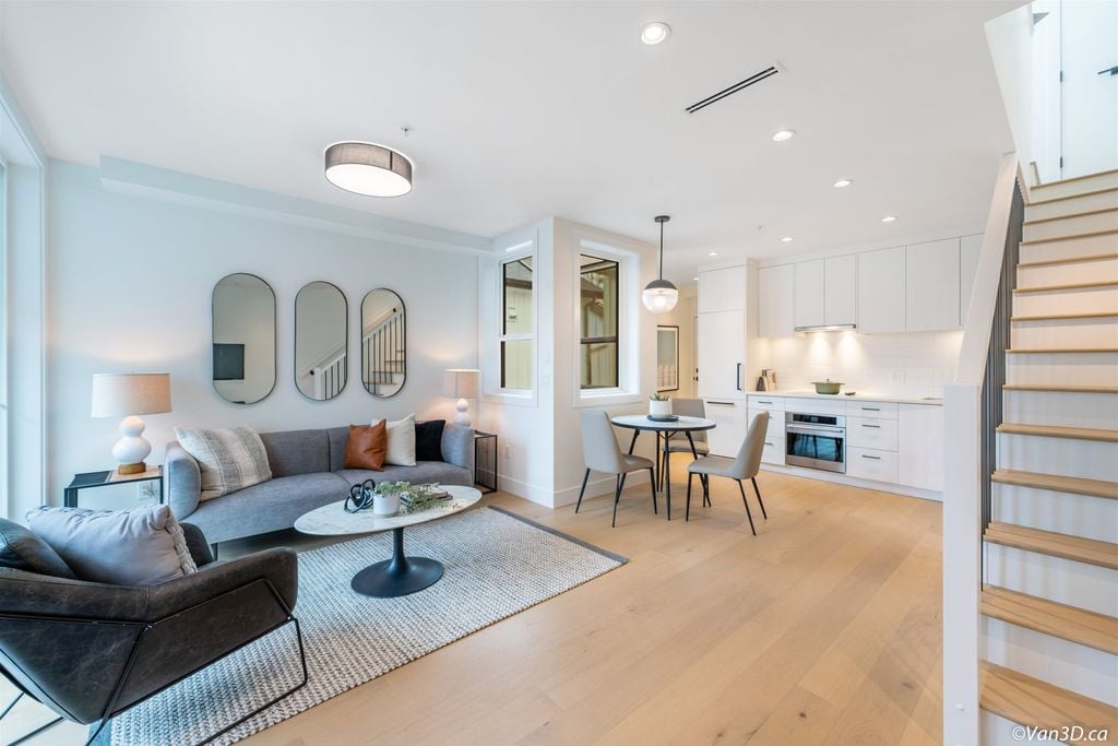 721 E 26 Ave