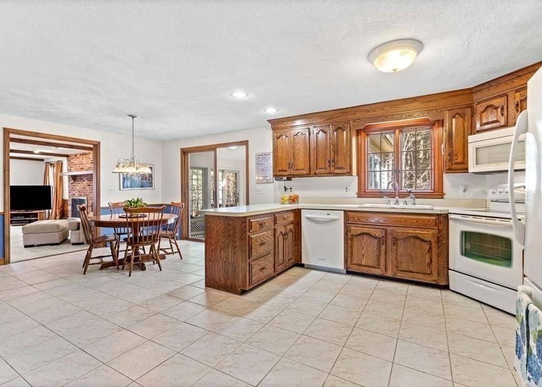 95 Carlton Ln
