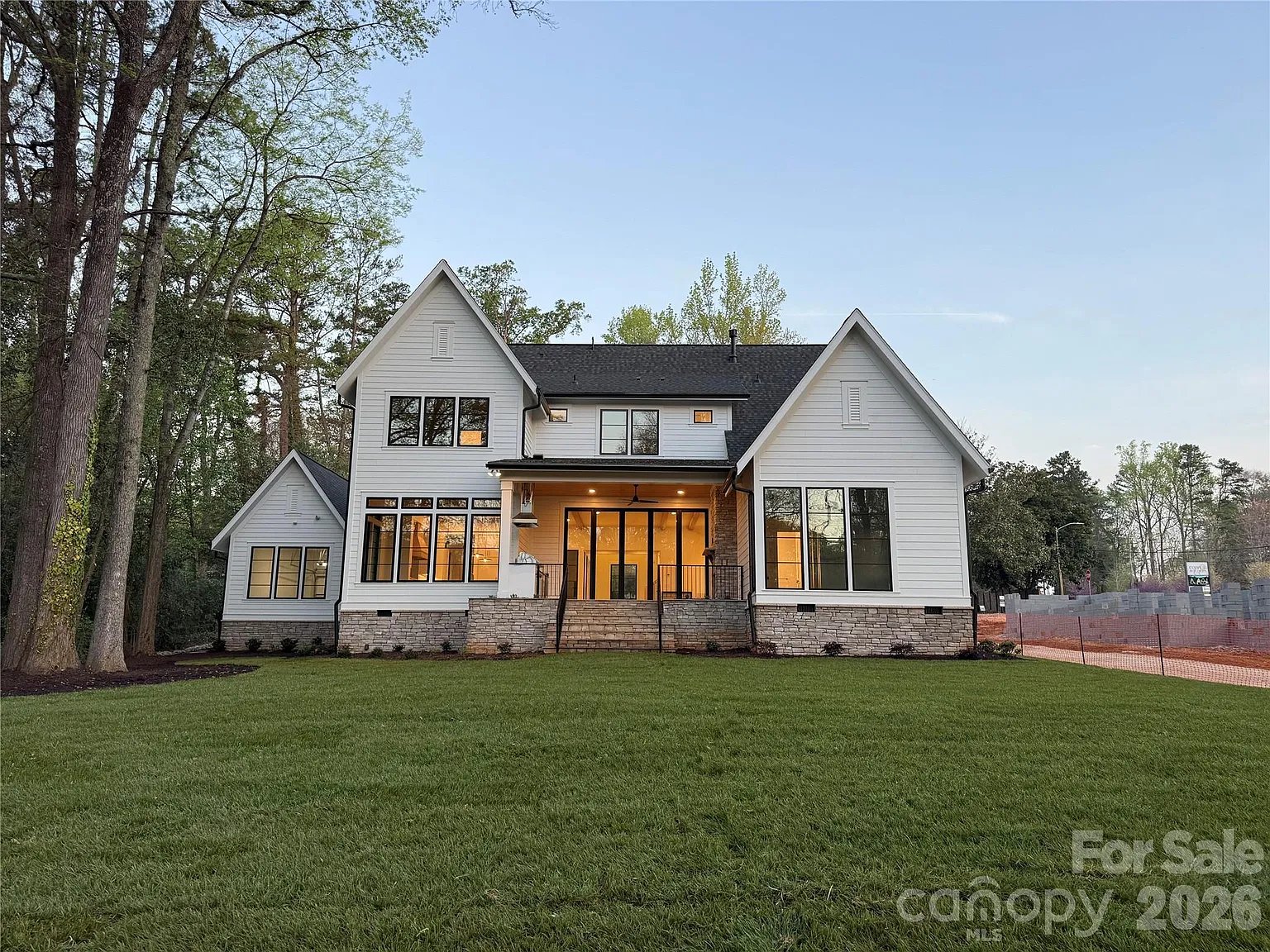 1209 Meadowood Ln