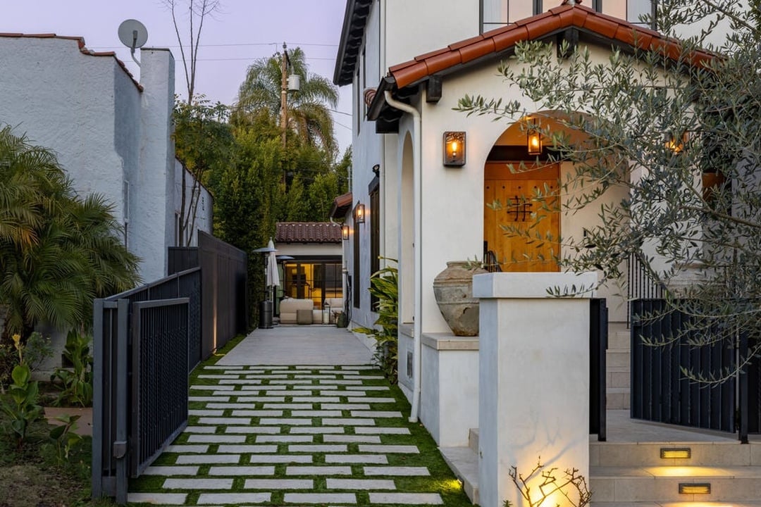 Solaris Pavilion, Westbourne Dr, 90048