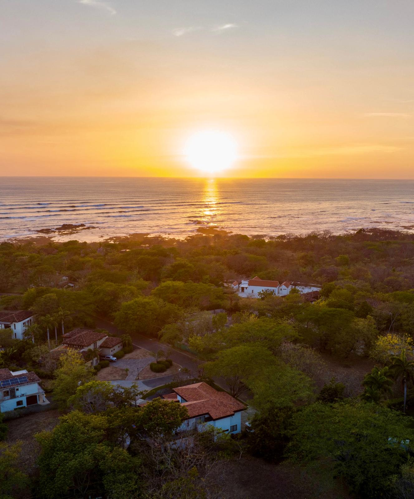Casa La Ola Perfecta | Luxury 5-Bedroom Home with Pool Near the Beach in Hacienda Pinilla