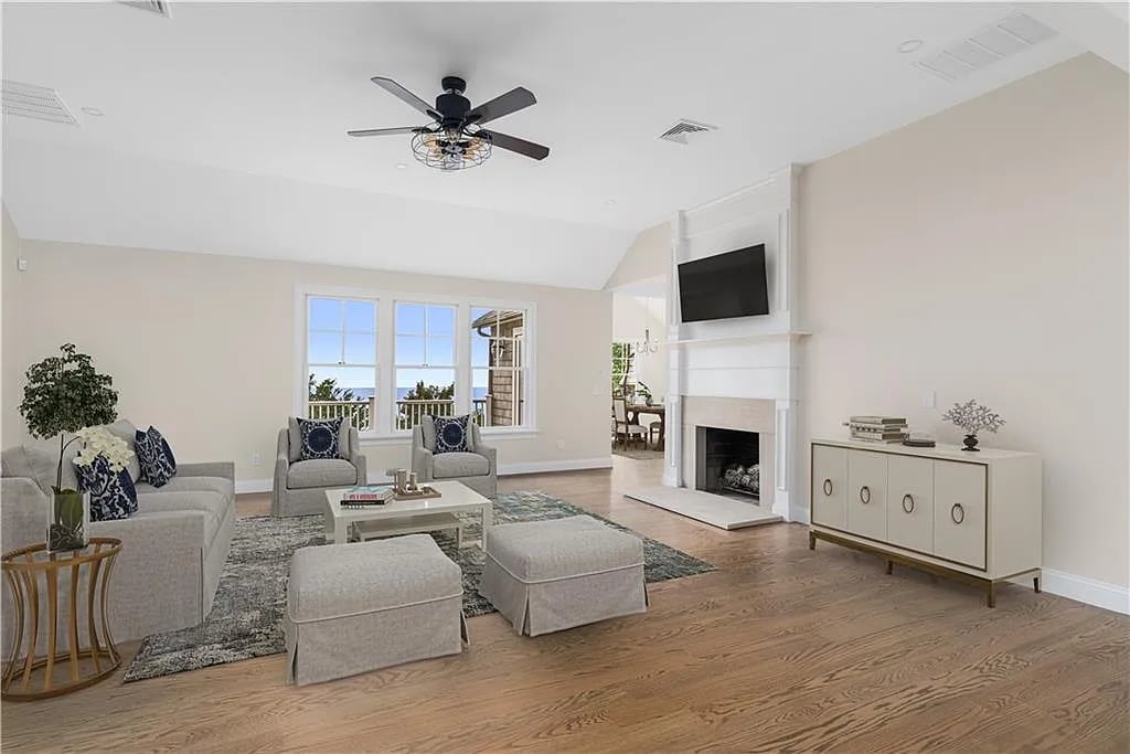 205 Seaside Dr