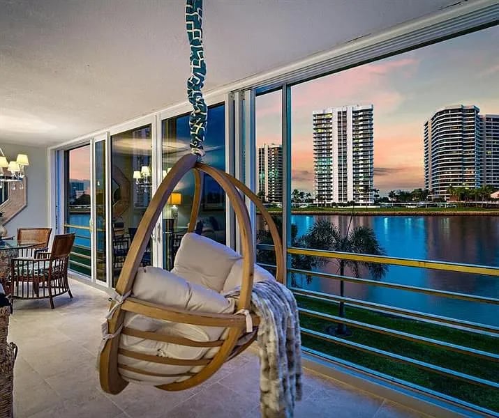 44 Yacht Club Dr APT 210
