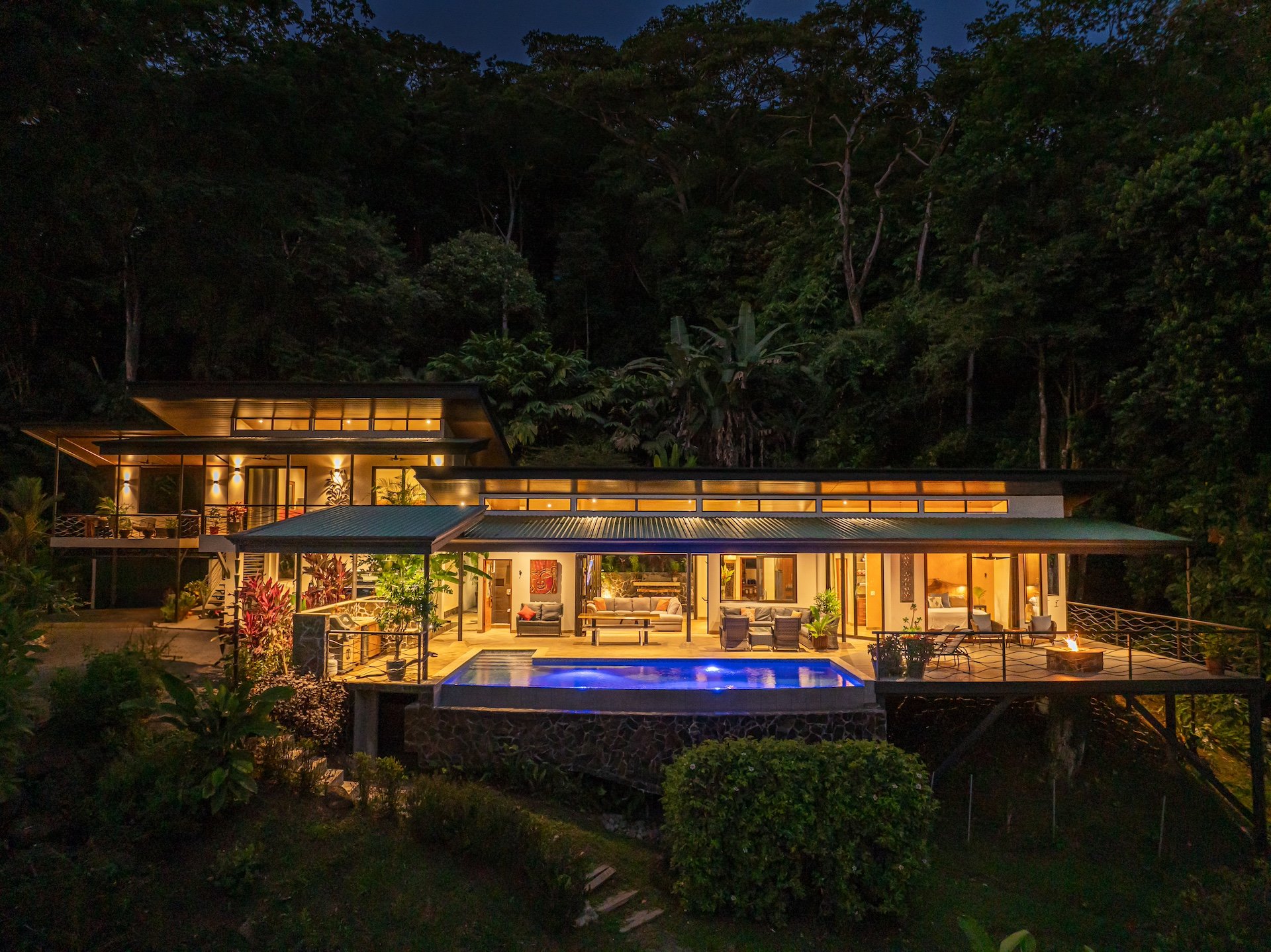 Casa Meraki: Modern Tropical Living with Whale’s Tail Views in Uvita