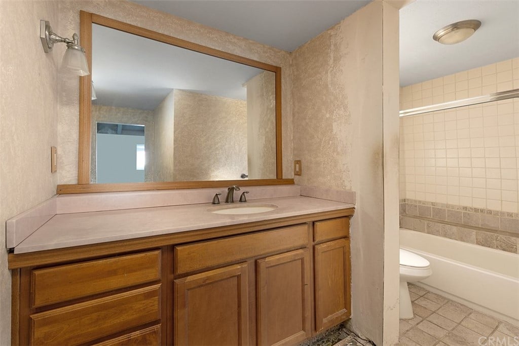 1372 Kenneth Dr