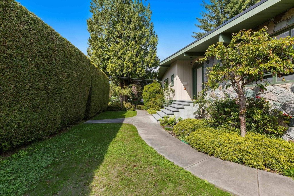 712 Fairway Dr