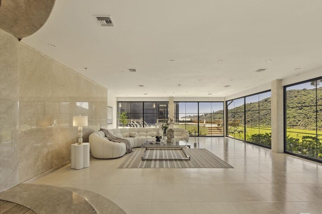 3100 Mandeville Canyon Rd