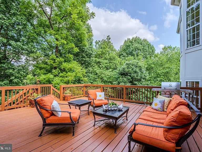 106 Calvary Ct SE