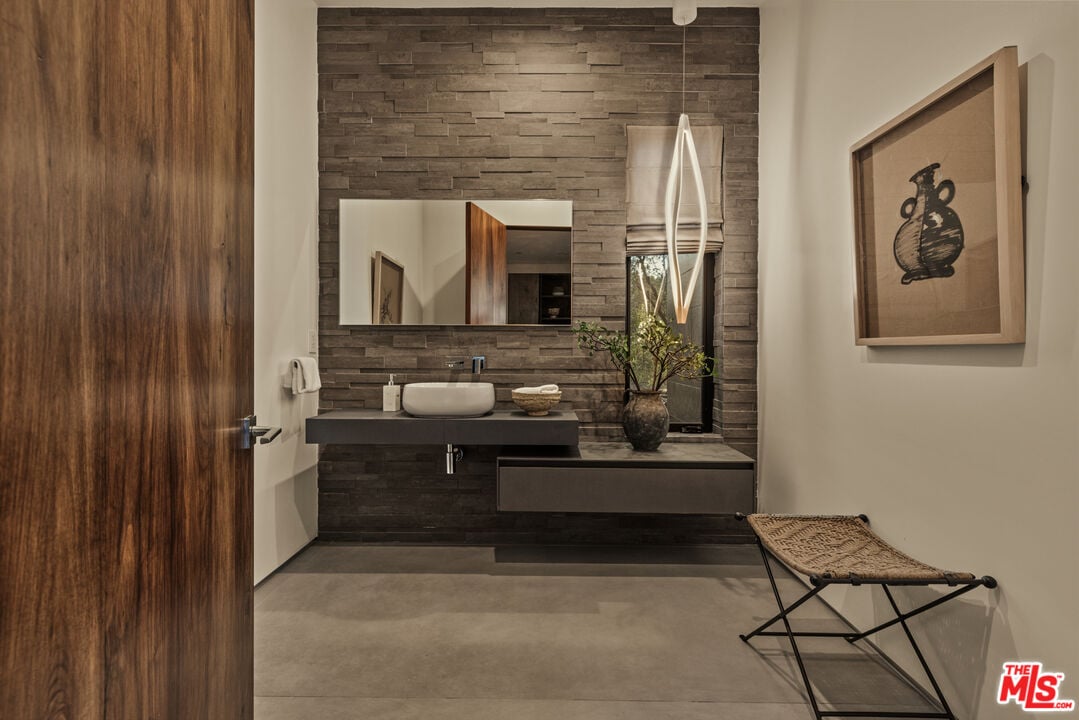 Aria Vista, Stradella Rd, 90077