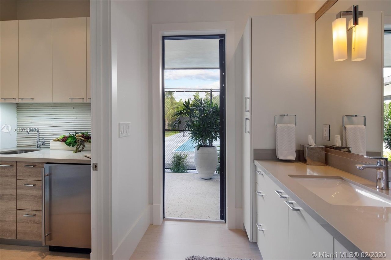 4965/4945 SW 82 St