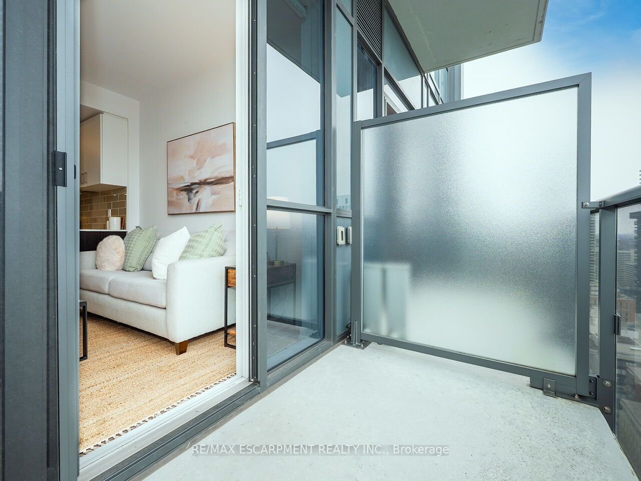 BEGINNER LUXURY IN MIDTOWN 