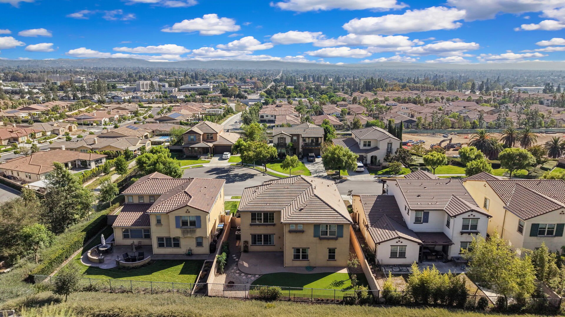 885 E Manresa