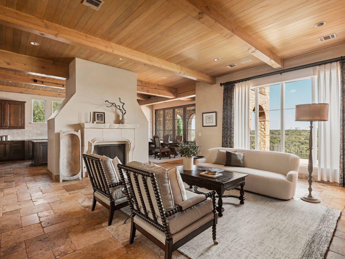 Lakeshore Horizon: Waterfront Villa with Lake & City Views