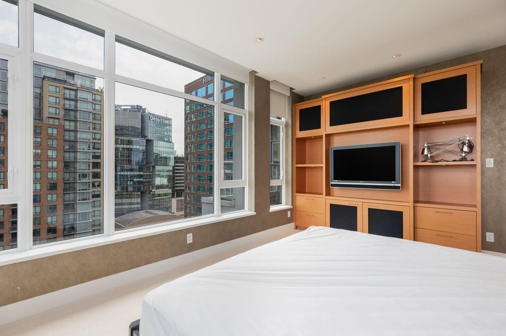 480 Robson St, #1901