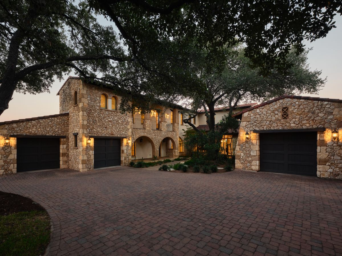Lakeshore Horizon: Waterfront Villa with Lake & City Views