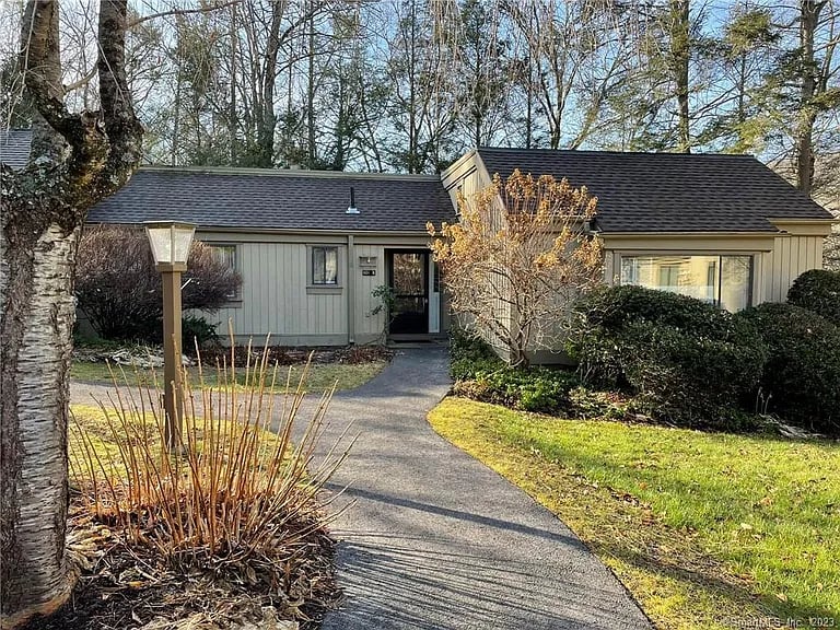 601 Heritage Village #B