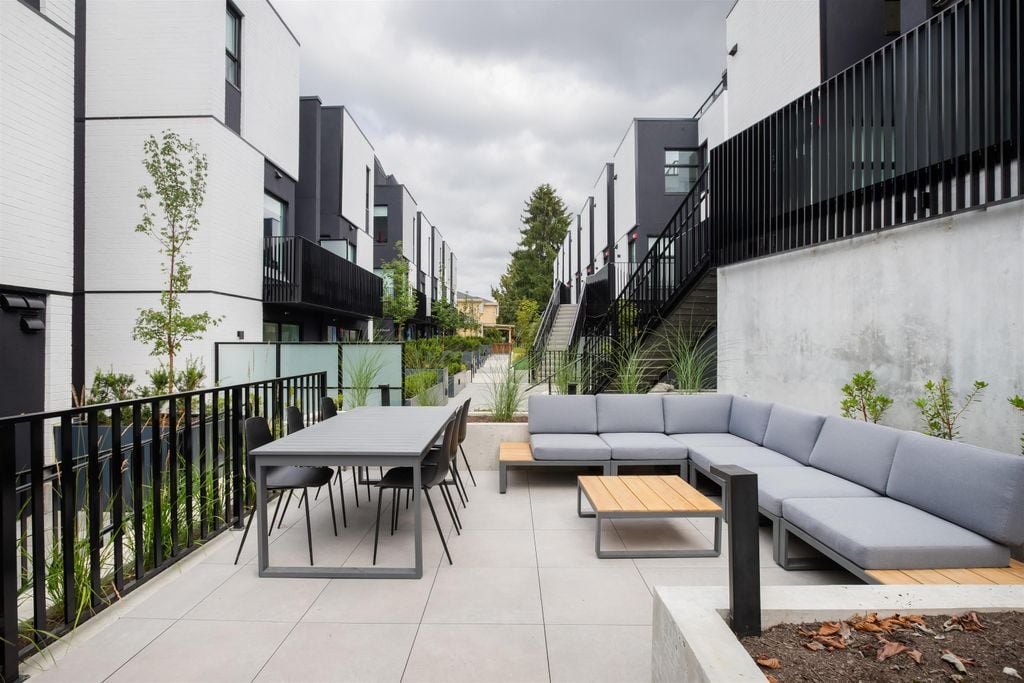 76 W King Edward Ave