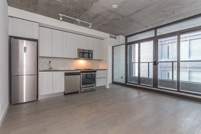 111 Bathurst St 423