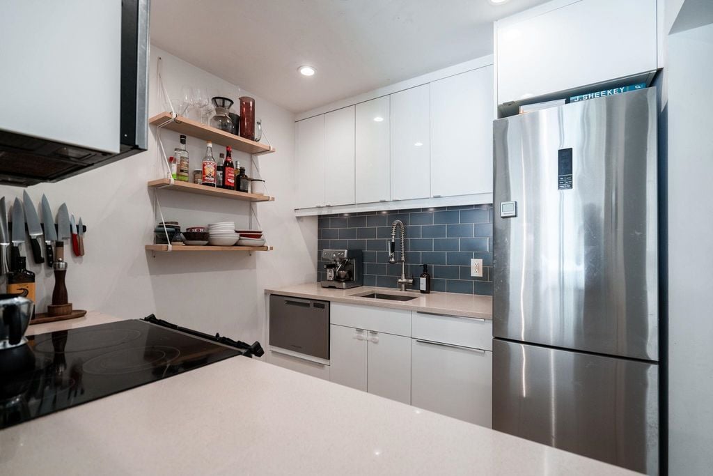 2328 Oxford St, #204