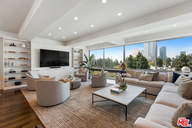 2220 Avenue Of The Stars #702