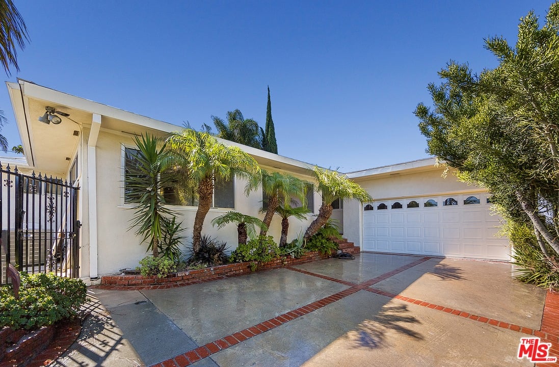 9132 Hillsboro Dr
