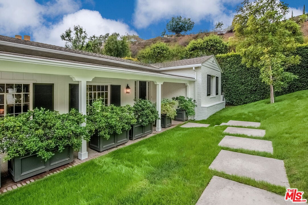 1285 Sunset Plaza Dr