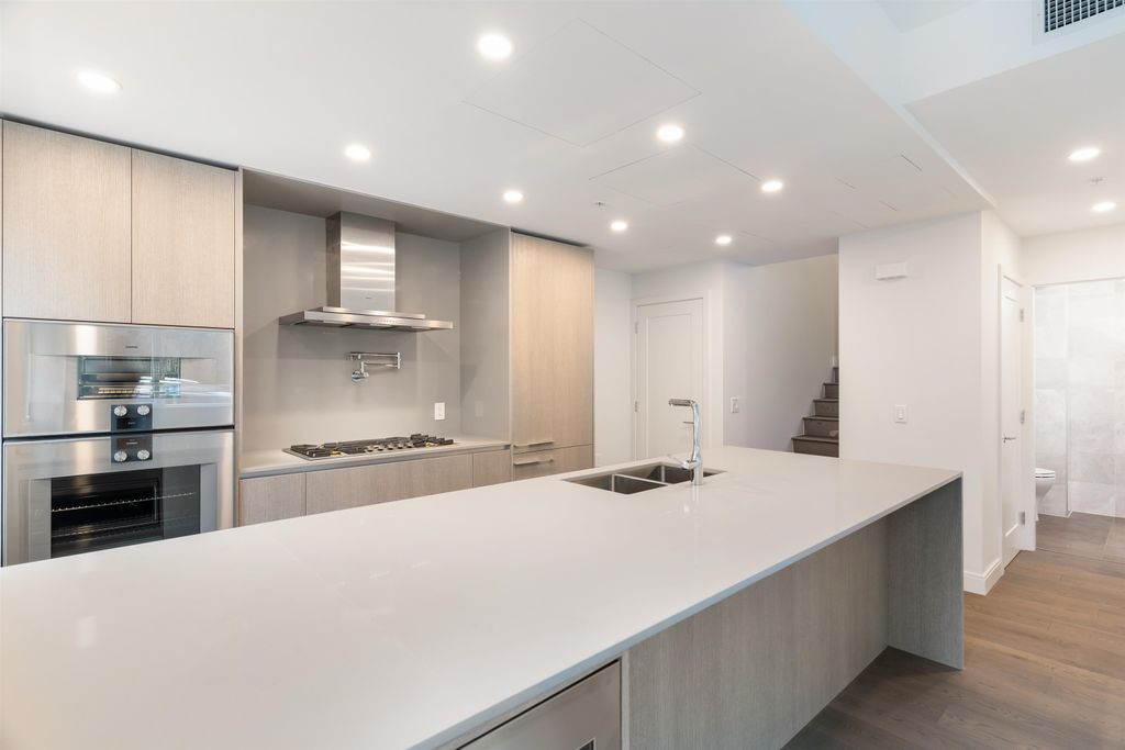 478 W 33rd Ave