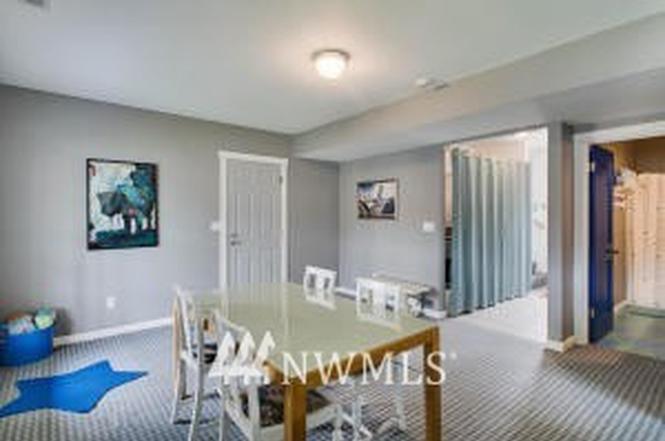 225 W Entiat Dr