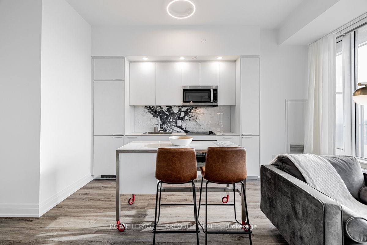 BEAUTIFUL CORNER PENTHOUSE