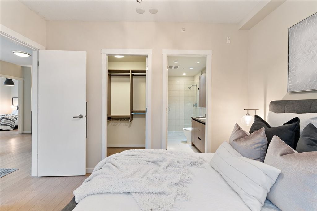 135 W 2nd St, #101